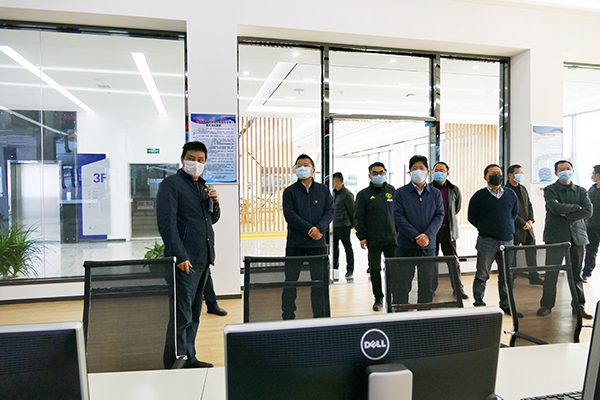 1582697682672374.jpg 參觀(guān)三樓中控室.jpg