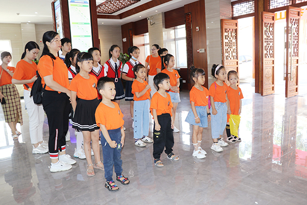 1623562643886679.jpg 師生們在一樓展廳觀(guān)看宣傳視頻.jpg