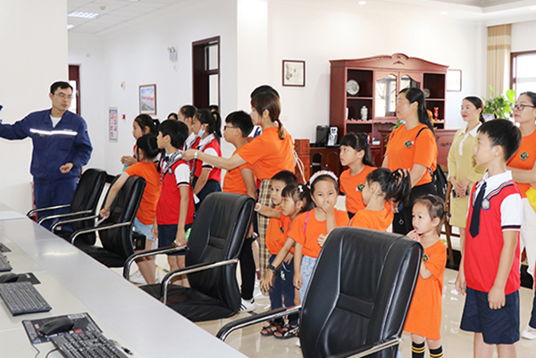 1623562659645058.jpg 師生們到中控室參觀(guān).jpg