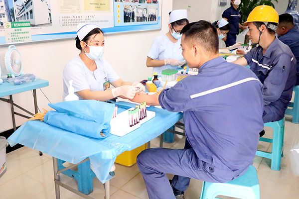 1626940760560563.jpg 員工自覺(jué)有序的排隊進(jìn)行各項體檢.jpg