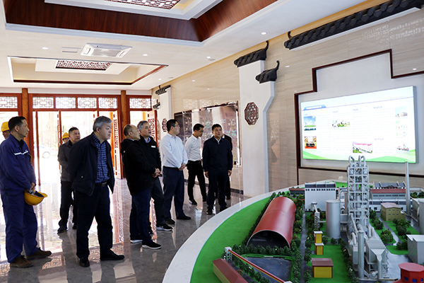 調研組參觀(guān)一樓展廳.jpg